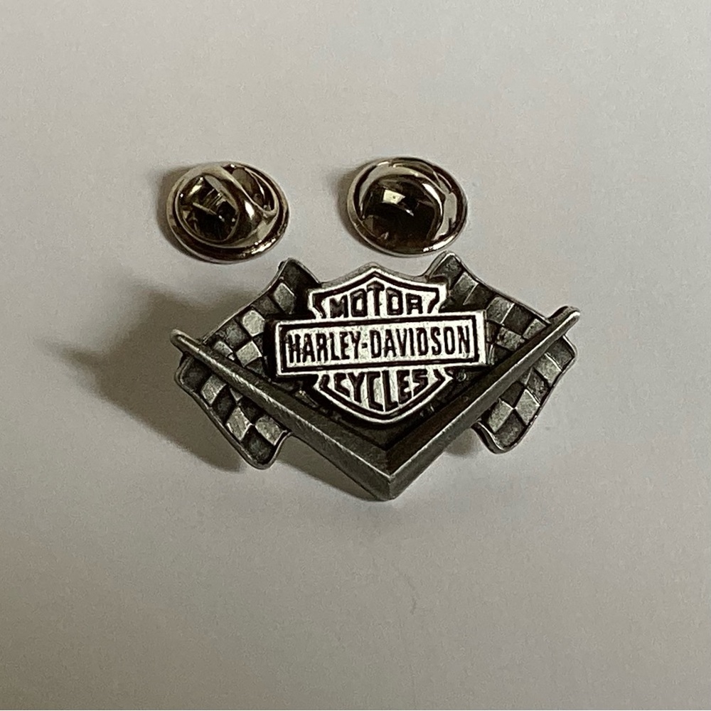 🧡NEW🧡 HARLEY DAVIDSON BAR & SHIELD W/RACING FLAGS PIN RARE VINTAGE 2005 - Picture 2 of 4